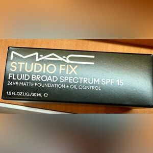 M·A·C Studio Fix Fluid Broad Spectrum SPF 15 Foundation (N4)